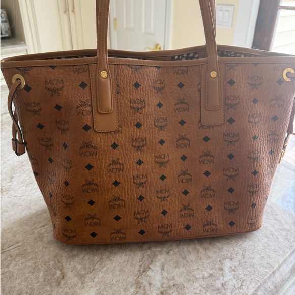 MCM Liz Reversible Tote with Pouch - Picture 5 of 9